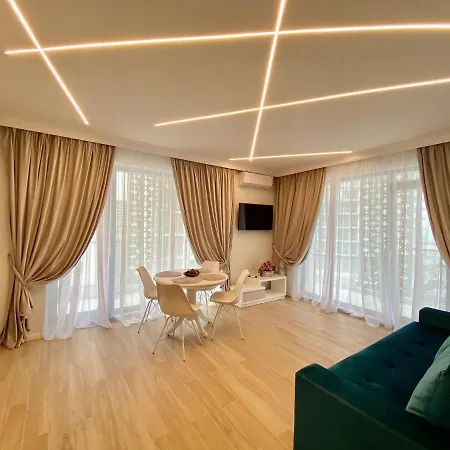 Valy Summerland Mamaia